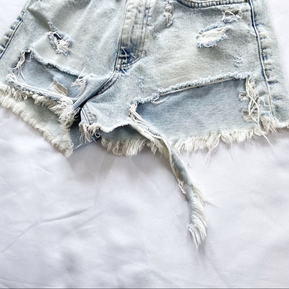 ❤️SOLD Zara Trafaluc Light Blue Wash Destroyed Distressed Denim Jean Shorts 4 - Picture 4 of 7